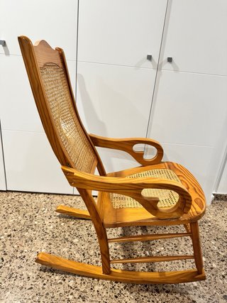 Mecedora de mimbre y madera.