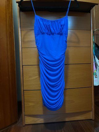 Vestido azul ajustado con tirantes