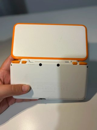 Nintendo 2DS XL Bianca e Arancione