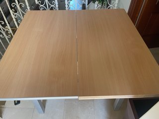 Mesa de madera,metal extensible, 2 sillones