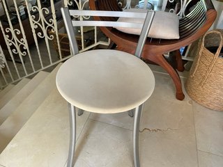 Mesa de madera,metal extensible, 2 sillones