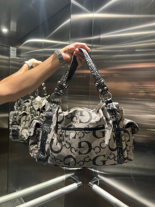 Bolso Guess Negro y Gris