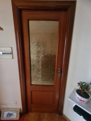 Puerta de madera con cristal