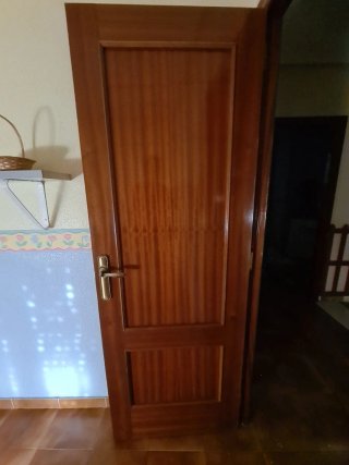 Puerta de madera con cristal