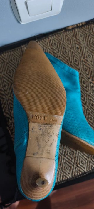 Botines azules perforados tacón fino