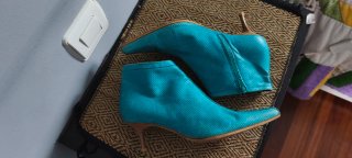 Botines azules perforados tacón fino