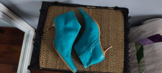 Botines azules perforados tacón fino