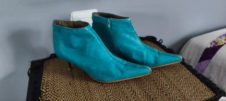 Botines azules perforados tacón fino