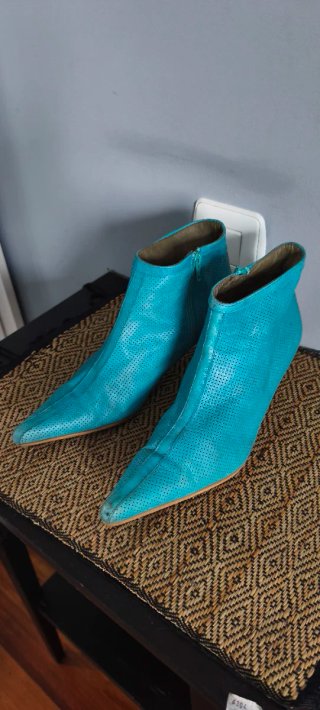 Botines azules perforados tacón fino