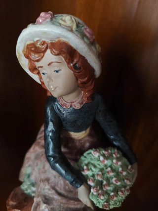 Figura cerámica Nadal niña con flores