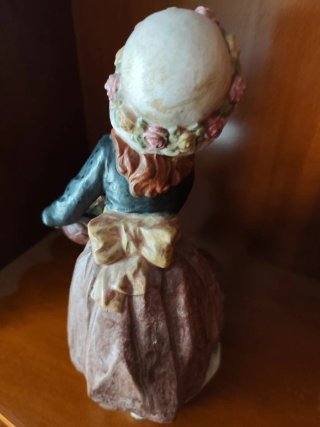 Figura cerámica Nadal niña con flores