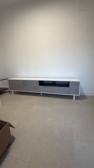 Mesa TV moderna gris y blanca