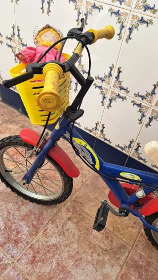Bicicleta infantil con ruedines