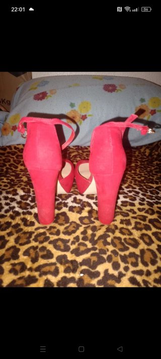 Tacones rojos de plataforma con correa