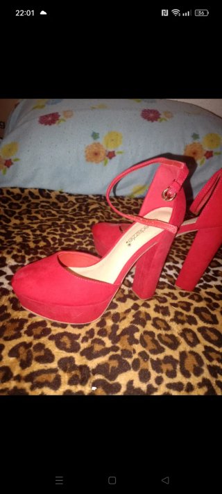 Tacones rojos de plataforma con correa