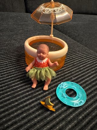 Muñeca bebé con accesorios de piscina