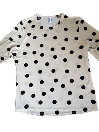 Camiseta lunares Other Stories blanca y negra