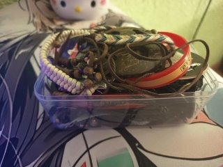 Caja misteriosa con pulseras y accesorios