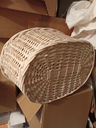 Cesta de mimbre ovalada con etiqueta