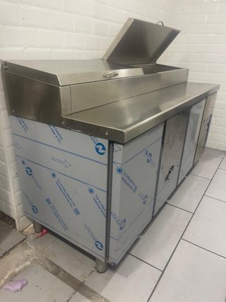 Nevera expositora con mesa de trabajo
