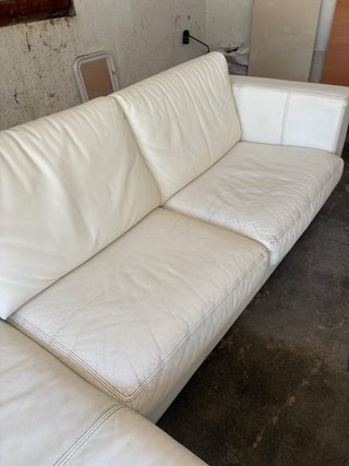 Sofá chaise longue de piel blanco
