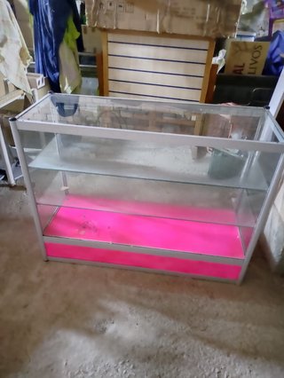 Mostrador de tienda con vitrina