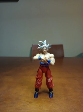 Dragon Ball Super Ultra Instinct Goku Figura