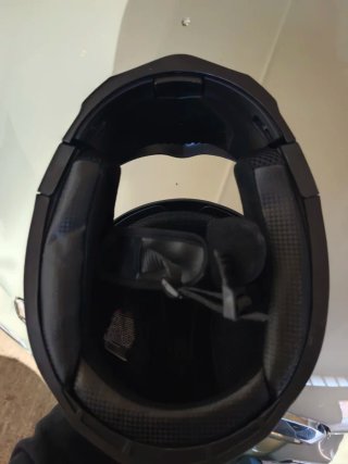 Casco de moto negro y dorado