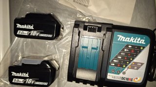2 Baterías Makita 18V 5Ah y Cargador DC18RC
