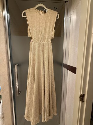 Vestido beige con aberturas