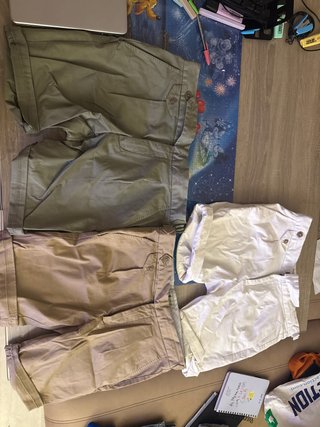 Pantalones cortos beige, verde oliva y blancos