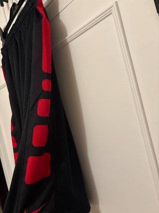 Pantalón deportivo Nike negro y rojo