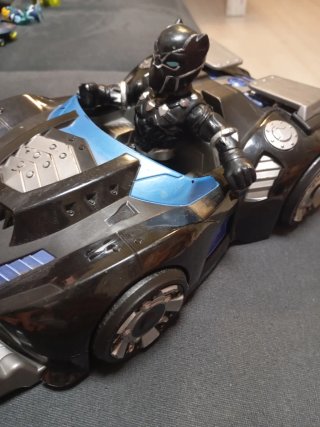 Black Panther en su auto de juguete