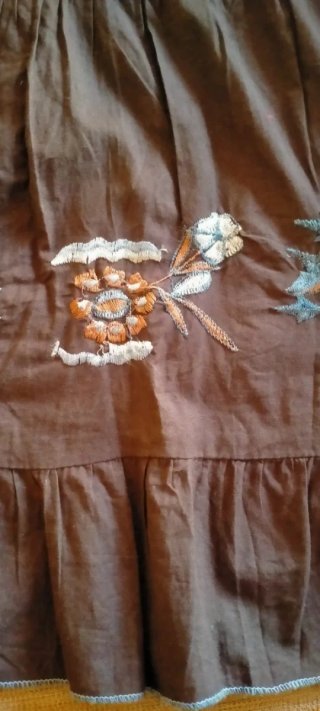 Falda corta de vuelo con bordados