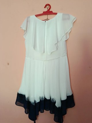 Vestido René blanco y negro con etiqueta