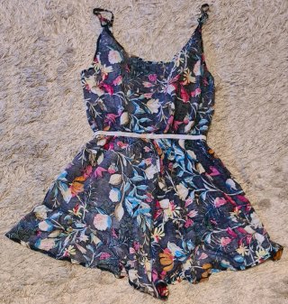 Mono corto floral con tirantes regulables