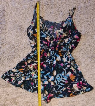 Mono corto floral con tirantes regulables
