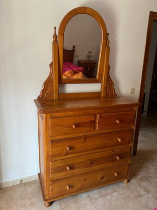 Cómoda de madera con espejo