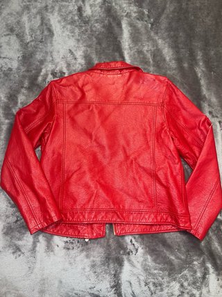Chaqueta de cuero roja estilo motero