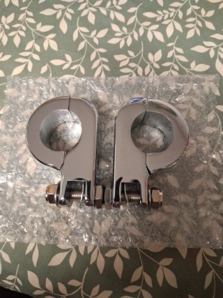Soportes cromados para estriberas de moto