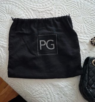 Bolso PG negro con cadena dorada