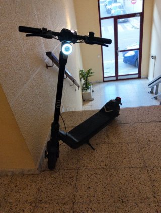 Patinete eléctrico negro scooter NIU kQi3Pro