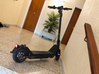 Patinete eléctrico negro scooter NIU kQi3Pro