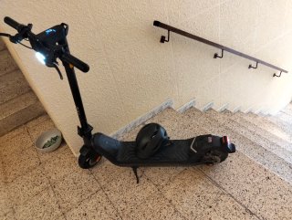 Patinete eléctrico negro scooter NIU kQi3Pro