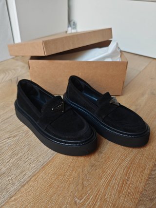 Mocasines negros ante plataforma