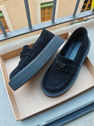Mocasines negros ante plataforma