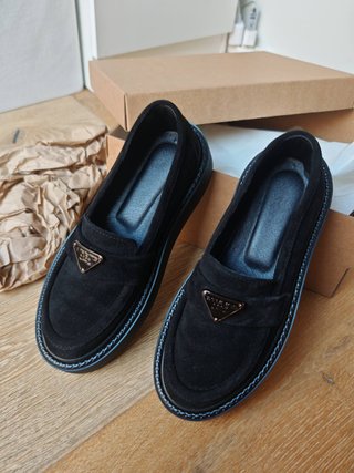 Mocasines negros ante plataforma