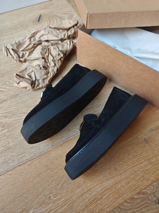 Mocasines negros ante plataforma