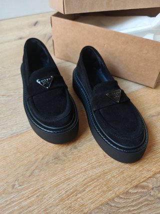 Mocasines negros ante plataforma