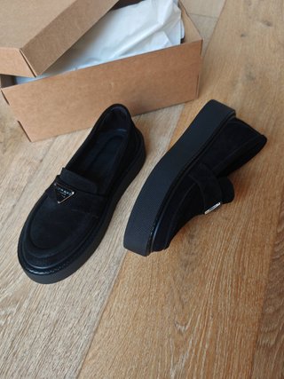 Mocasines negros ante plataforma